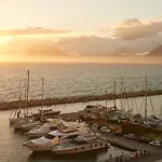 Ξενοδοχείο Moxy Marina 3*