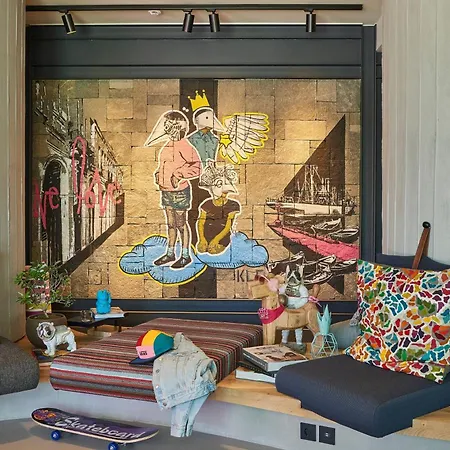 Moxy Marina Патра