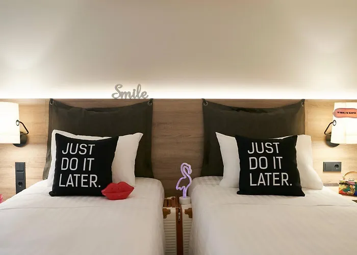 Moxy Marina Отель