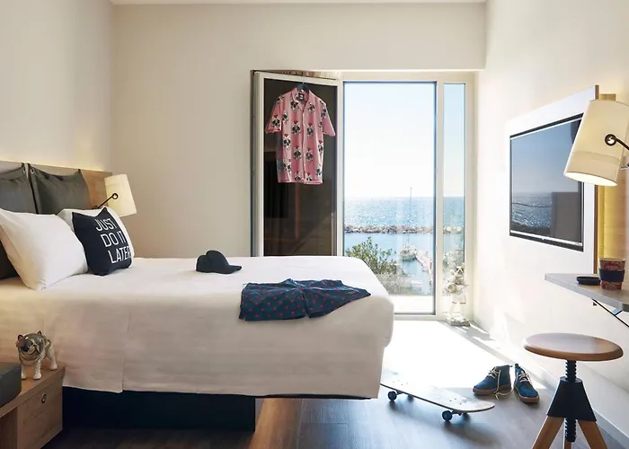 Отель Moxy Marina