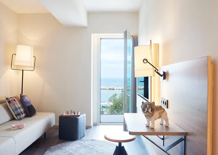 Отель Moxy Marina 3*