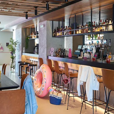 Moxy Marina Отель