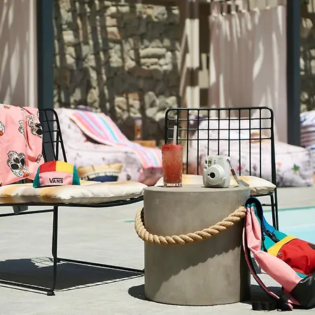 Отель Moxy Marina