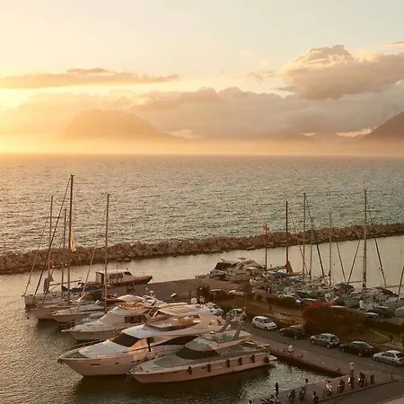 Отель Moxy Marina 3*